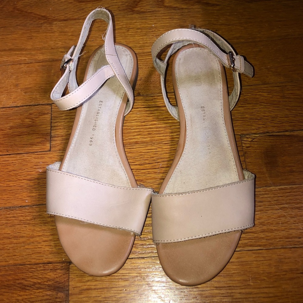 GAP tan sandals
